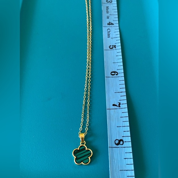NWOT Dainty Dark Green Flower Charm Necklace - Picture 3 of 5